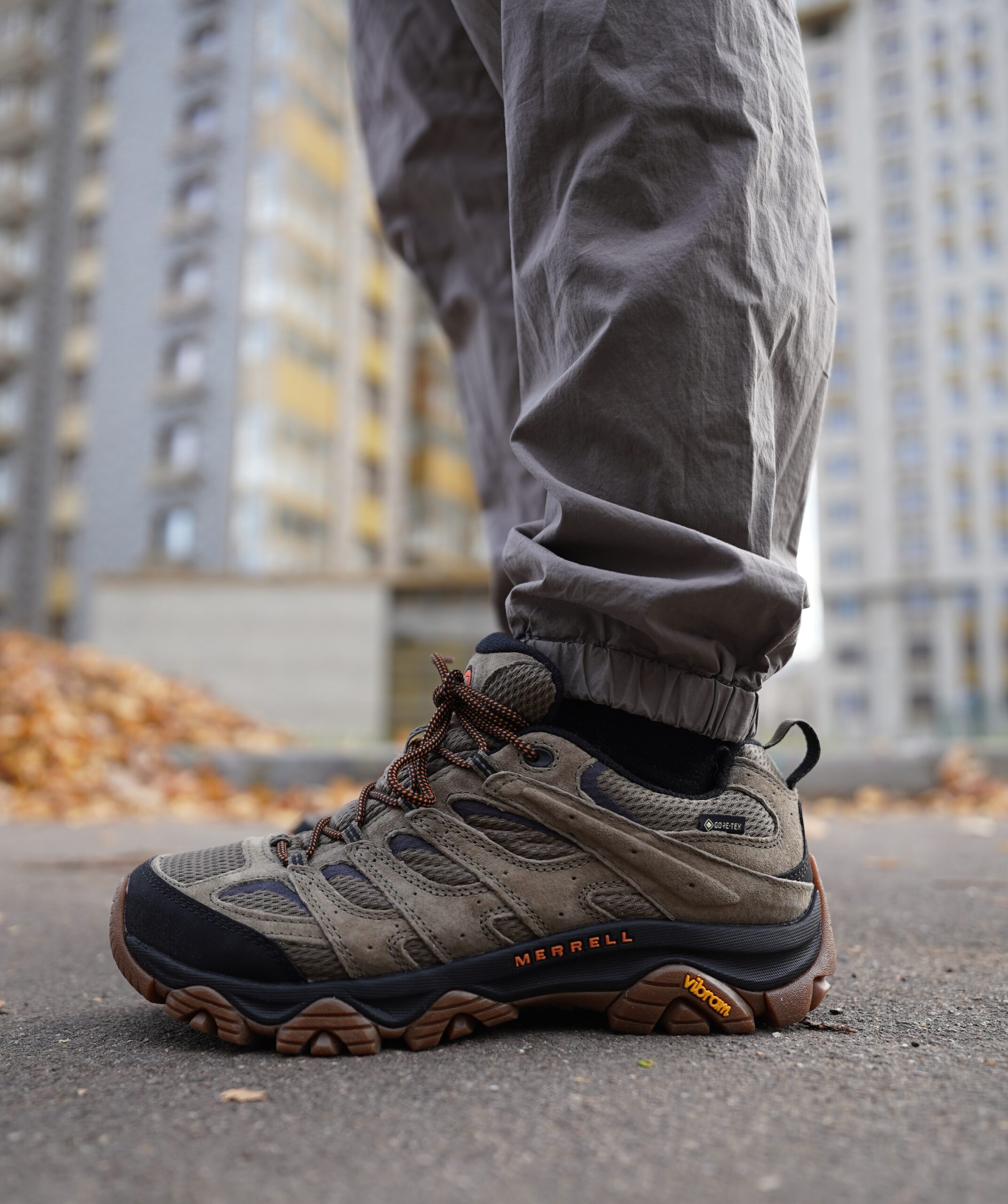 Короче, братва, сразу по-честному: дизайн у Merrell Moab 3 GTX - ну такое, для меня это не кайф-кайф. Хотя признаюсь, последнее время я к таким походным кроссам отношусь всё спокойнее - глаз привыкает. Но здесь вообще не про внешку. Здесь про качество и удобство, и вот тут Moab 3 GTX — это топчик линейки, без вариантов. Короче, братва, сразу по-честному: дизайн у Merrell Moab 3 GTX - ну такое, для меня это не кайф-кайф. Хотя признаюсь, последнее время я к таким походным кроссам отношусь всё спокойнее - глаз привыкает. Но здесь вообще не про внешку. Здесь про качество и удобство, и вот тут Moab 3 GTX — это топчик линейки, без вариантов.