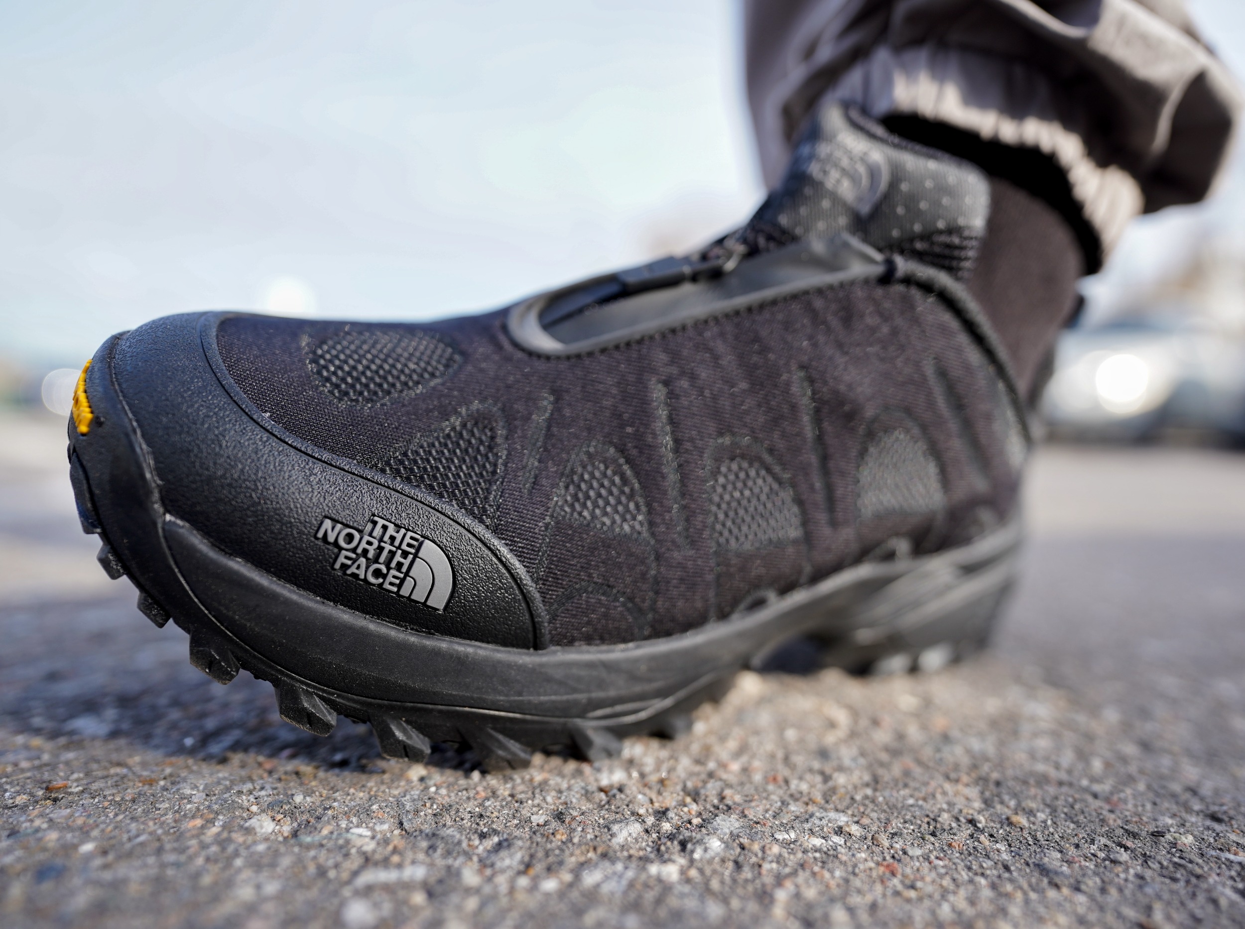 Зацепил я себе тут на днях одни педали - The North Face Hedgehog 06 RVST Speed. Сразу говорю, первое впечатление - стиль! Но без сюрпризов не обошлось. Есть там один жирный прикол: у меня подъем вроде не как у хоббита, нормальная нога, но застегнуть эту модную молнию оказалось той еще суетой. Этот момент, честно скажу, слегка напрягает.