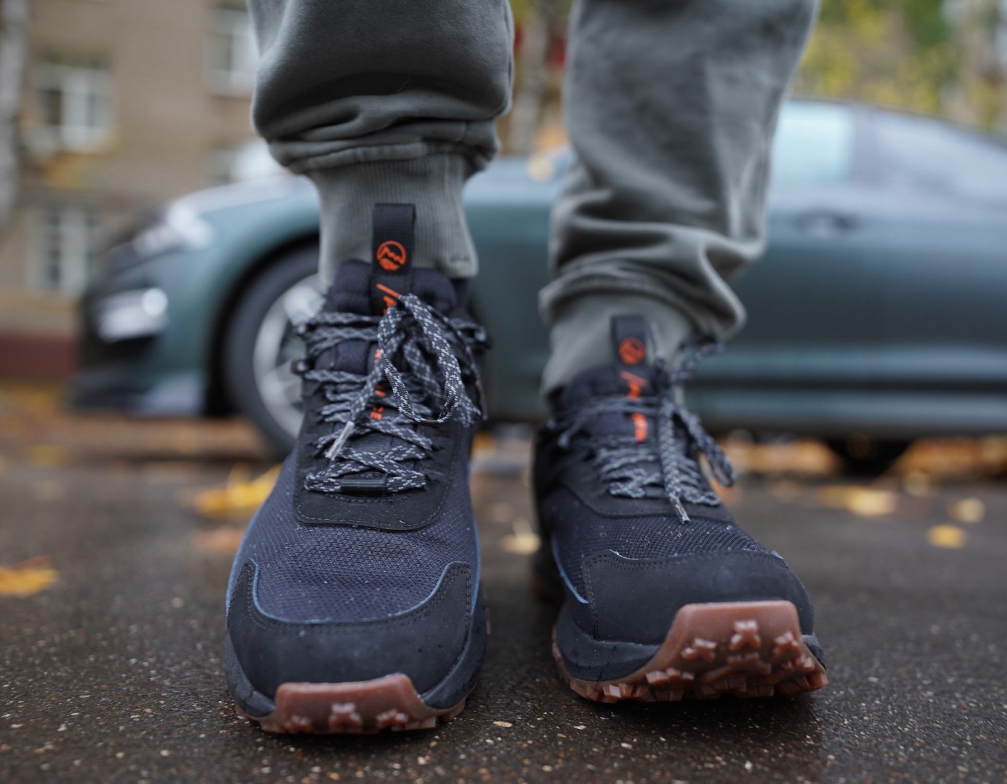 Слушайте сюда, сегодня будем говорить за обувь. У большинства людей бренд Timberland ассоциируется с теми самыми желтыми ботинками, которыми при желании можно гвозди забивать. Помню как-то пытался их распилить, чтобы посмотреть, что внутри. Я вам клянусь, у меня рука чуть не отсохла, пока я этих крепких гадов одолел! Кто не видел, -разрез здесь. Слушайте сюда, сегодня будем говорить за обувь. У большинства людей бренд Timberland ассоциируется с теми самыми желтыми ботинками, которыми при желании можно гвозди забивать. Помню как-то пытался их распилить, чтобы посмотреть, что внутри. Я вам клянусь, у меня рука чуть не отсохла, пока я этих крепких гадов одолел! Кто не видел, -разрез здесь.