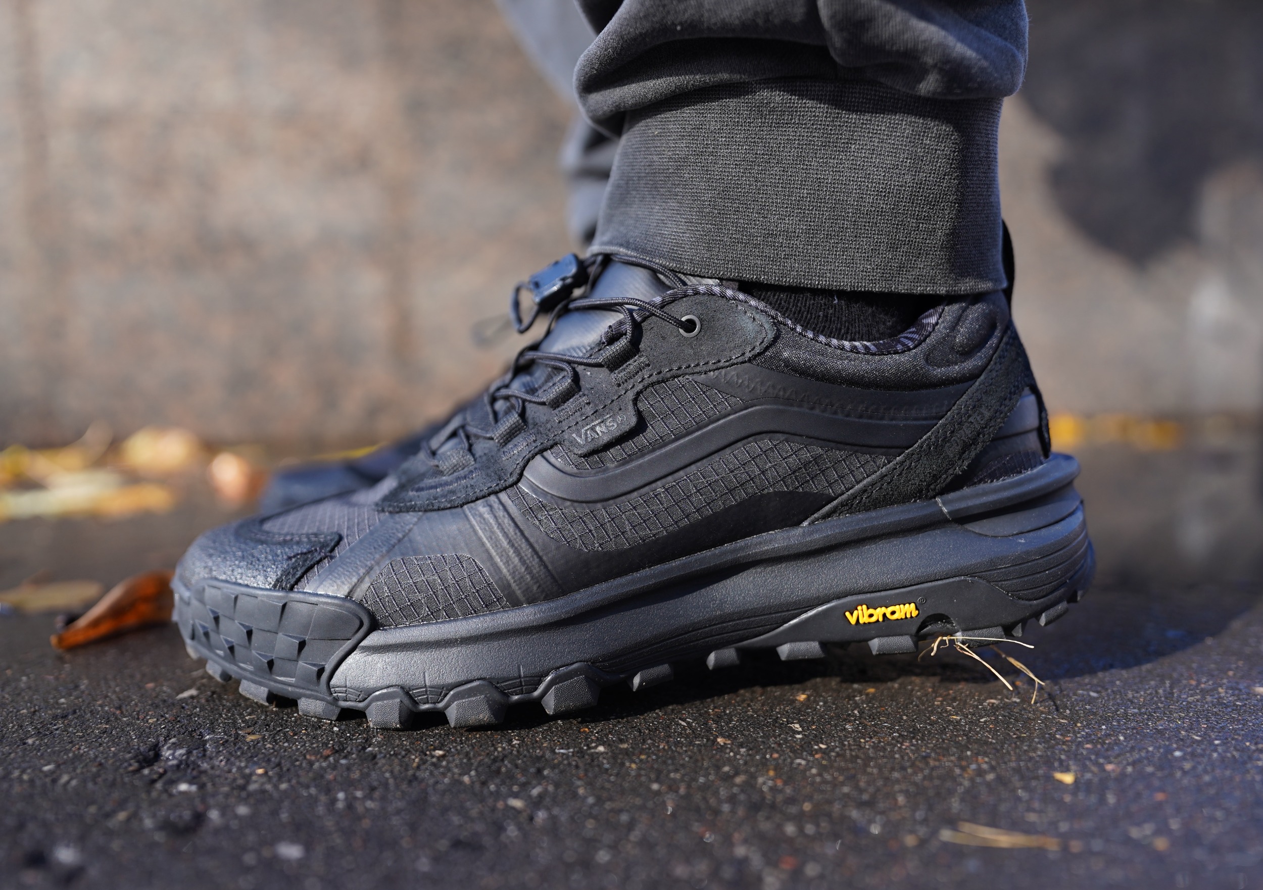 Братва, я тут изволил обратить внимание на очень интересную модель — Vans MTE Crosspath XC Gore-Tex. Глядя на них, я испытал легкое дежавю: в их силуэте читается благородная порода, они чем-то напоминают породистых итальянцев Premiata Cross. Но здесь мы видим совершенно самостоятельный, плотный и впечатляющий концепт.