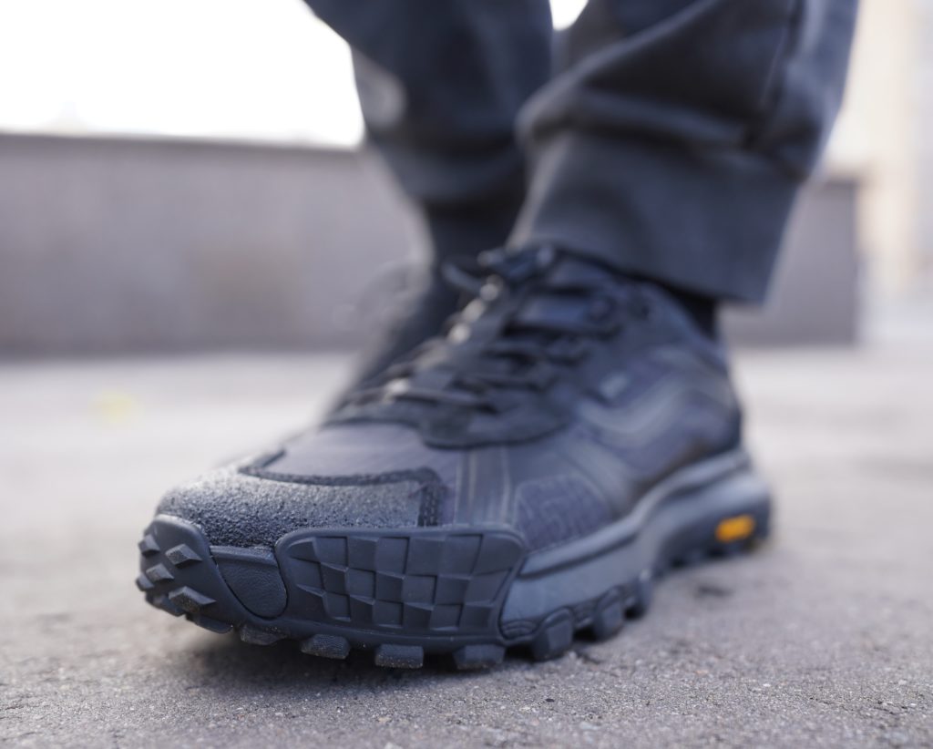 Братва, я тут изволил обратить внимание на очень интересную модель — Vans MTE Crosspath XC Gore-Tex. Глядя на них, я испытал легкое дежавю: в их силуэте читается благородная порода, они чем-то напоминают породистых итальянцев Premiata Cross. Но здесь мы видим совершенно самостоятельный, плотный и впечатляющий концепт.