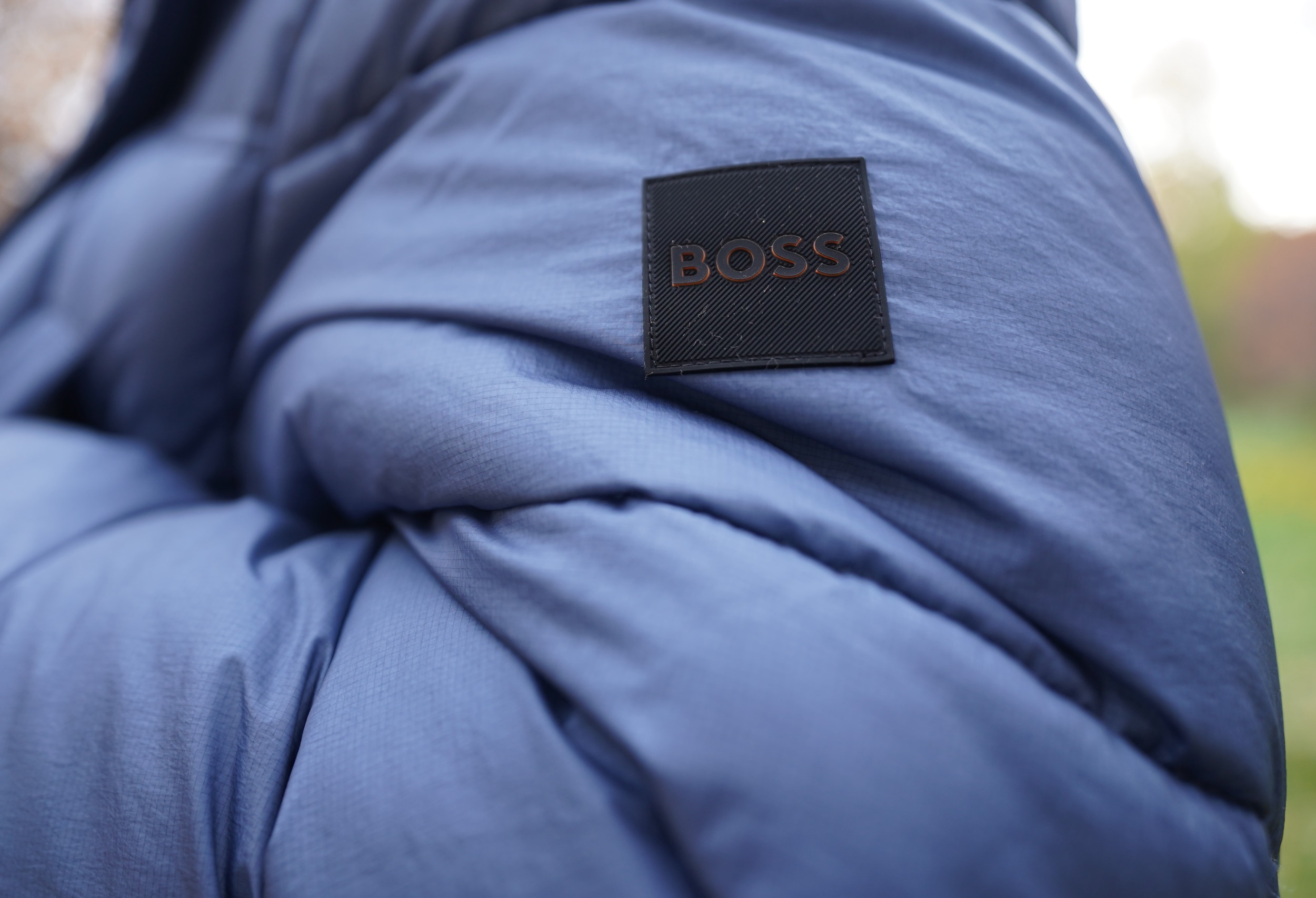 Я еще с прошлого года приглядывался к пухану BOSS Omont. Раньше просили за него 75. Ну, объективно, вещь исторического масштаба, выглядит просто феноменально, но у маэстро этих пуховиков кучка. Так что отдавать 75 - ну такое, поджимало. Я еще с прошлого года приглядывался к пухану BOSS Omont. Раньше просили за него 75. Ну, объективно, вещь исторического масштаба, выглядит просто феноменально, но у маэстро этих пуховиков кучка. Так что отдавать 75 - ну такое, поджимало.'BOSS' on the fabric