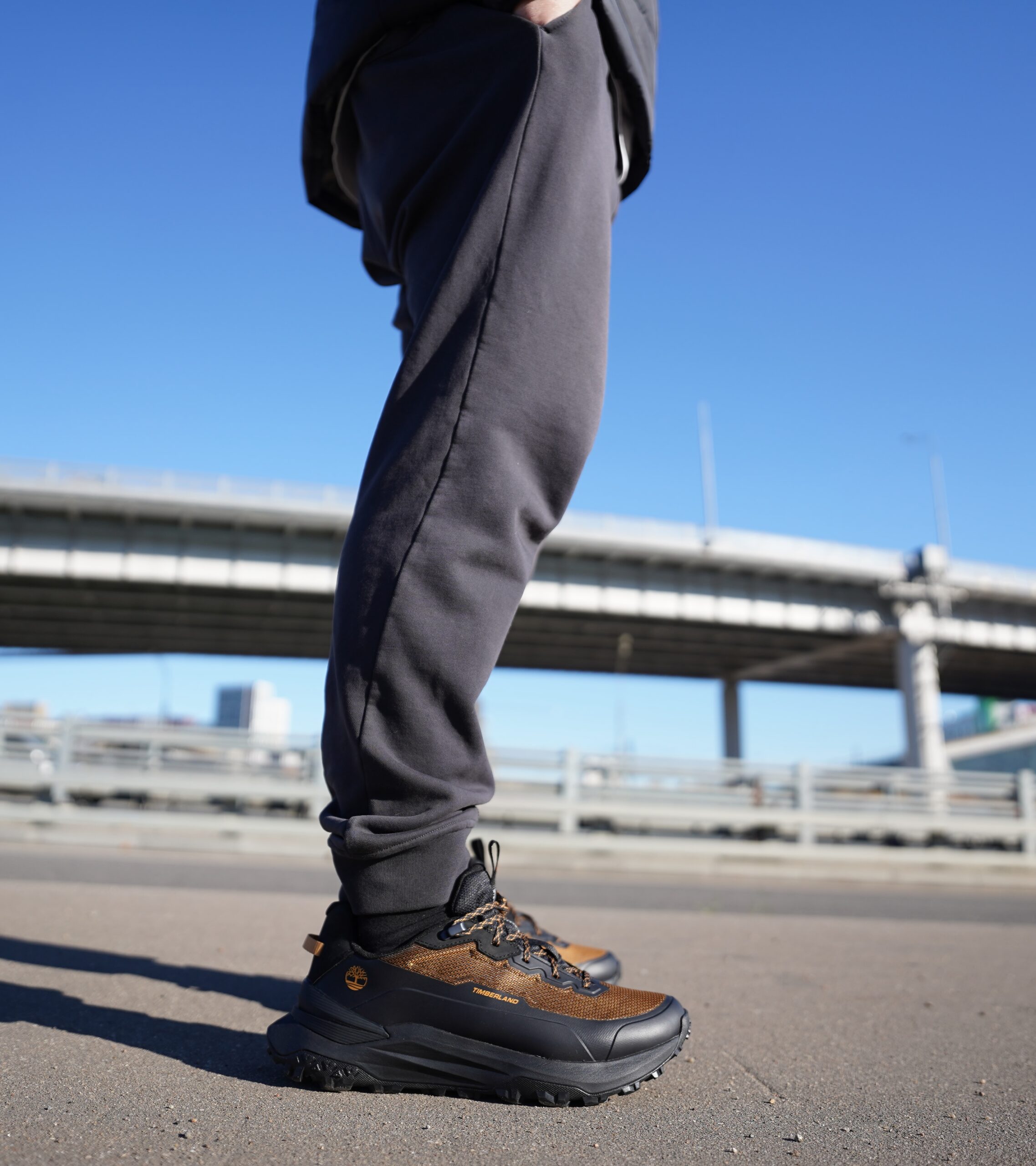 Cмотри сюда, щас покажу, как надо делать красиво! На обзоре Timberland Motion Access Low — чисто двигаюсь на золоте, поняли, да? Накинули золотишка сверху, чтоб издалека было видно, кто на районе папа. Вы только посмотрите на эту расцветку! Это ж просто лава, огонь, пожар! Cмотри сюда, щас покажу, как надо делать красиво! На обзоре Timberland Motion Access Low — чисто двигаюсь на золоте, поняли, да? Накинули золотишка сверху, чтоб издалека было видно, кто на районе папа. Вы только посмотрите на эту расцветку! Это ж просто лава, огонь, пожар!