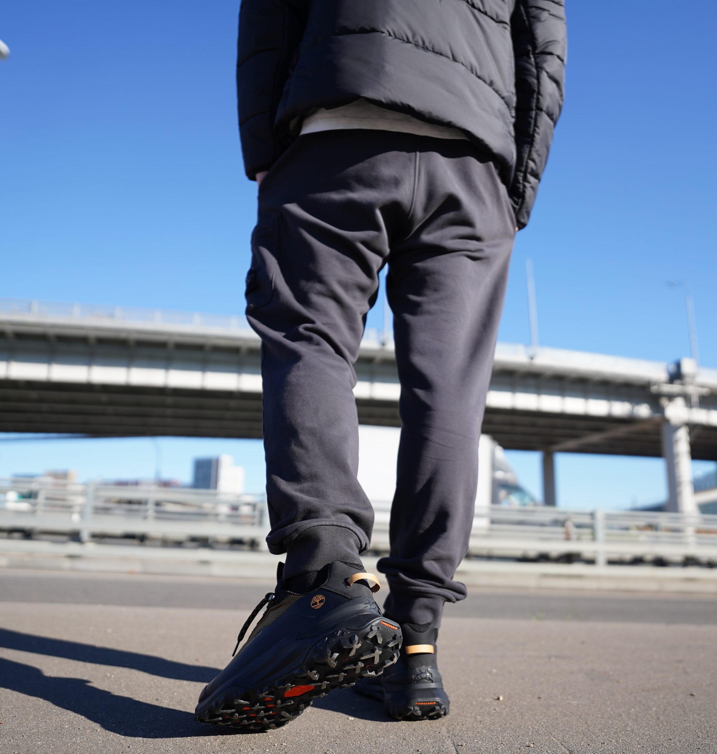 Cмотри сюда, щас покажу, как надо делать красиво! На обзоре Timberland Motion Access Low — чисто двигаюсь на золоте, поняли, да? Накинули золотишка сверху, чтоб издалека было видно, кто на районе папа. Вы только посмотрите на эту расцветку! Это ж просто лава, огонь, пожар! Cмотри сюда, щас покажу, как надо делать красиво! На обзоре Timberland Motion Access Low — чисто двигаюсь на золоте, поняли, да? Накинули золотишка сверху, чтоб издалека было видно, кто на районе папа. Вы только посмотрите на эту расцветку! Это ж просто лава, огонь, пожар!