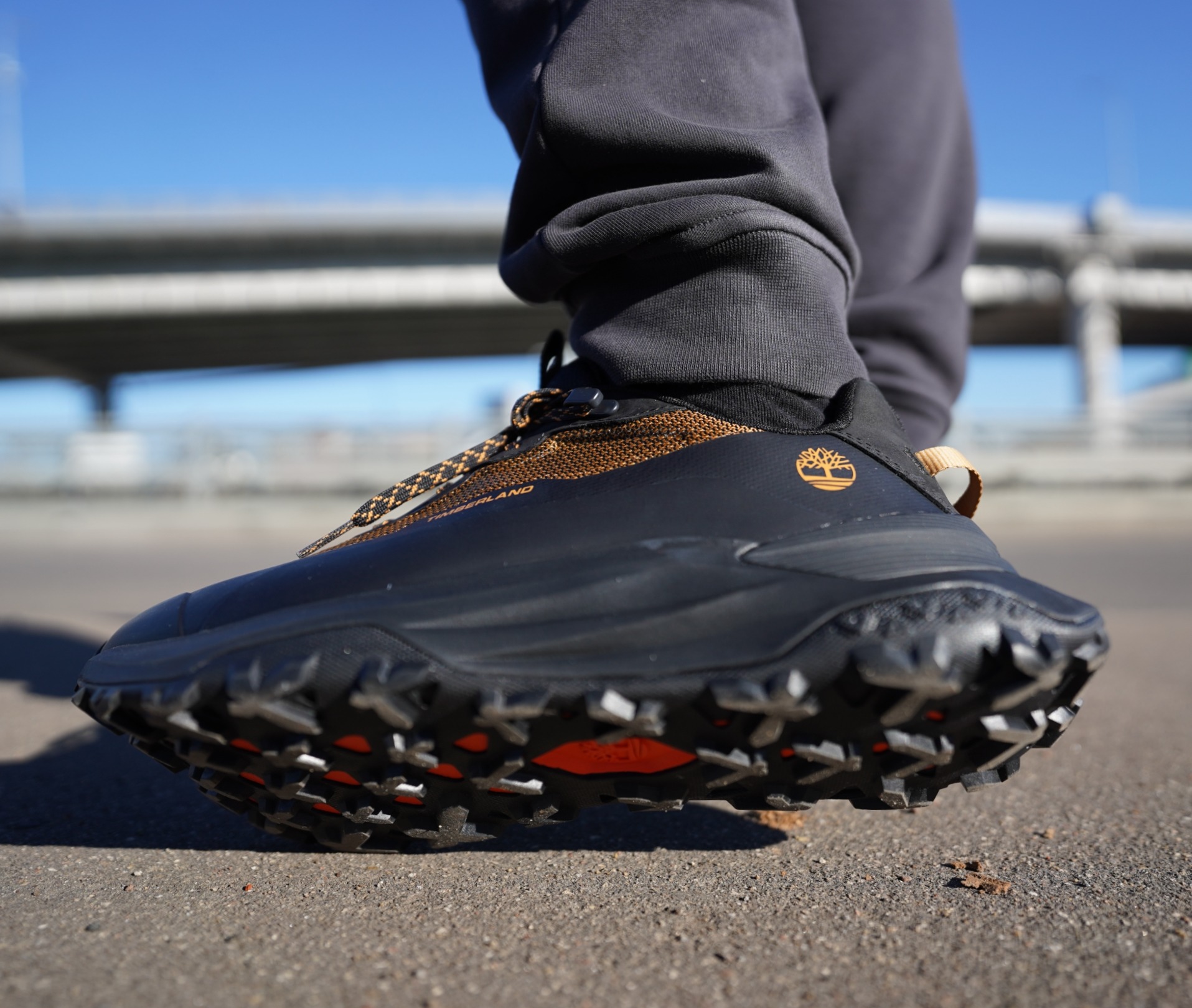 Cмотри сюда, щас покажу, как надо делать красиво! На обзоре Timberland Motion Access Low — чисто двигаюсь на золоте, поняли, да? Накинули золотишка сверху, чтоб издалека было видно, кто на районе папа. Вы только посмотрите на эту расцветку! Это ж просто лава, огонь, пожар! Cмотри сюда, щас покажу, как надо делать красиво! На обзоре Timberland Motion Access Low — чисто двигаюсь на золоте, поняли, да? Накинули золотишка сверху, чтоб издалека было видно, кто на районе папа. Вы только посмотрите на эту расцветку! Это ж просто лава, огонь, пожар!