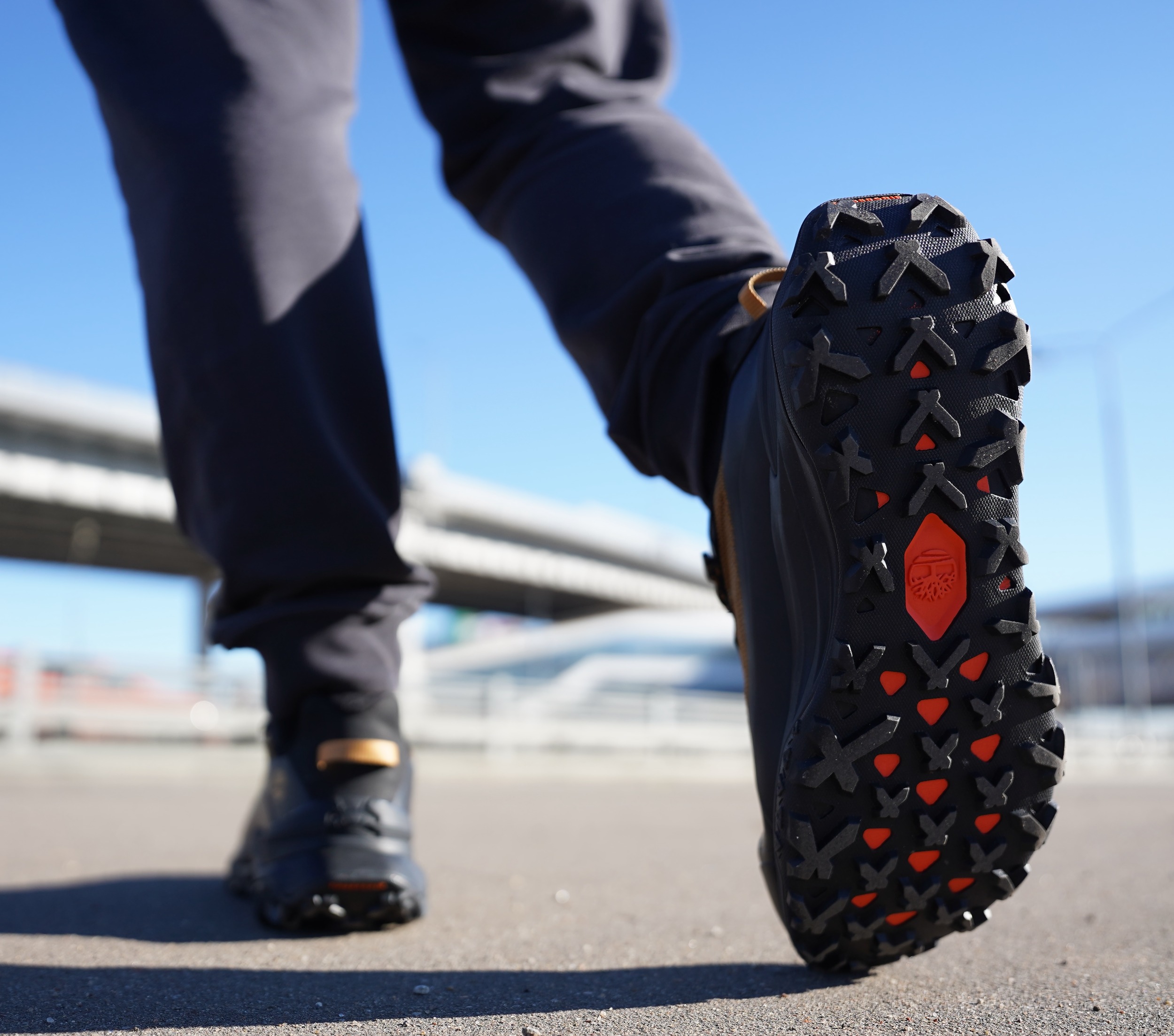 Cмотри сюда, щас покажу, как надо делать красиво! На обзоре Timberland Motion Access Low — чисто двигаюсь на золоте, поняли, да? Накинули золотишка сверху, чтоб издалека было видно, кто на районе папа. Вы только посмотрите на эту расцветку! Это ж просто лава, огонь, пожар! Cмотри сюда, щас покажу, как надо делать красиво! На обзоре Timberland Motion Access Low — чисто двигаюсь на золоте, поняли, да? Накинули золотишка сверху, чтоб издалека было видно, кто на районе папа. Вы только посмотрите на эту расцветку! Это ж просто лава, огонь, пожар!