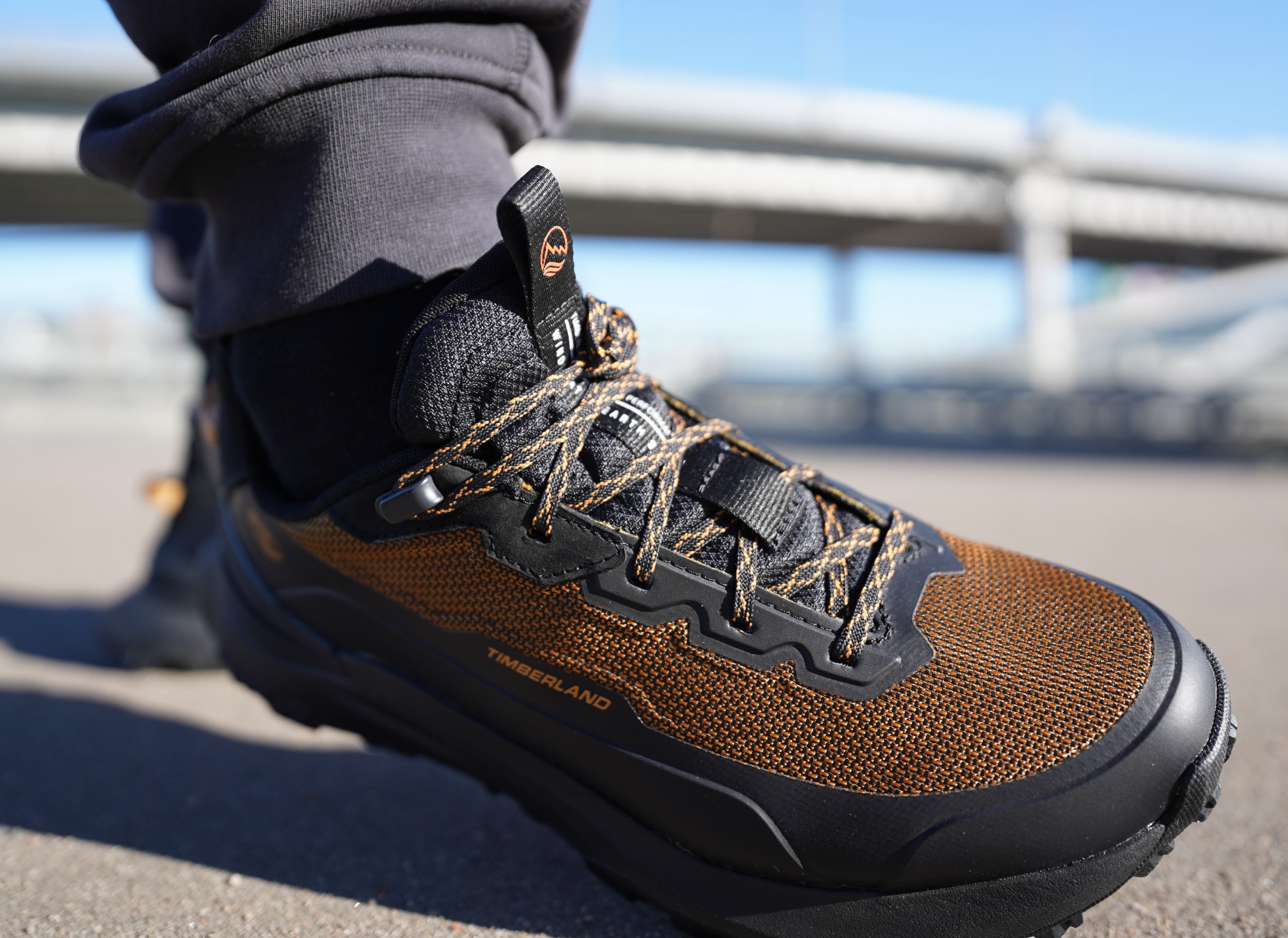 Cмотри сюда, щас покажу, как надо делать красиво! На обзоре Timberland Motion Access Low — чисто двигаюсь на золоте, поняли, да? Накинули золотишка сверху, чтоб издалека было видно, кто на районе папа. Вы только посмотрите на эту расцветку! Это ж просто лава, огонь, пожар! Cмотри сюда, щас покажу, как надо делать красиво! На обзоре Timberland Motion Access Low — чисто двигаюсь на золоте, поняли, да? Накинули золотишка сверху, чтоб издалека было видно, кто на районе папа. Вы только посмотрите на эту расцветку! Это ж просто лава, огонь, пожар!