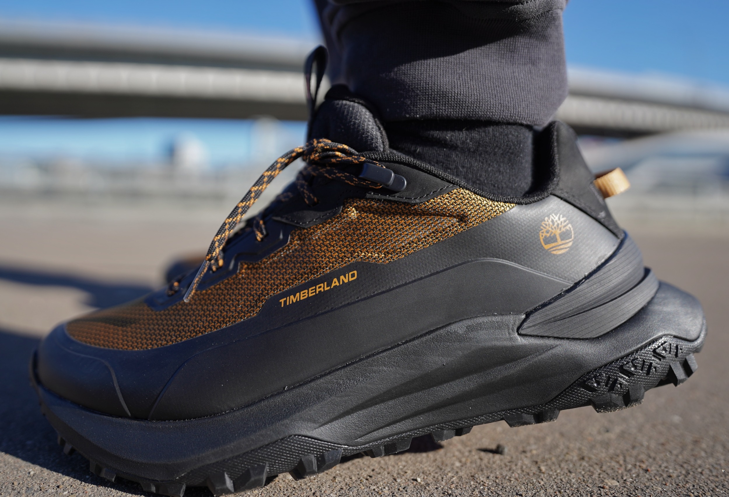 Cмотри сюда, щас покажу, как надо делать красиво! На обзоре Timberland Motion Access Low — чисто двигаюсь на золоте, поняли, да? Накинули золотишка сверху, чтоб издалека было видно, кто на районе папа. Вы только посмотрите на эту расцветку! Это ж просто лава, огонь, пожар! Cмотри сюда, щас покажу, как надо делать красиво! На обзоре Timberland Motion Access Low — чисто двигаюсь на золоте, поняли, да? Накинули золотишка сверху, чтоб издалека было видно, кто на районе папа. Вы только посмотрите на эту расцветку! Это ж просто лава, огонь, пожар!