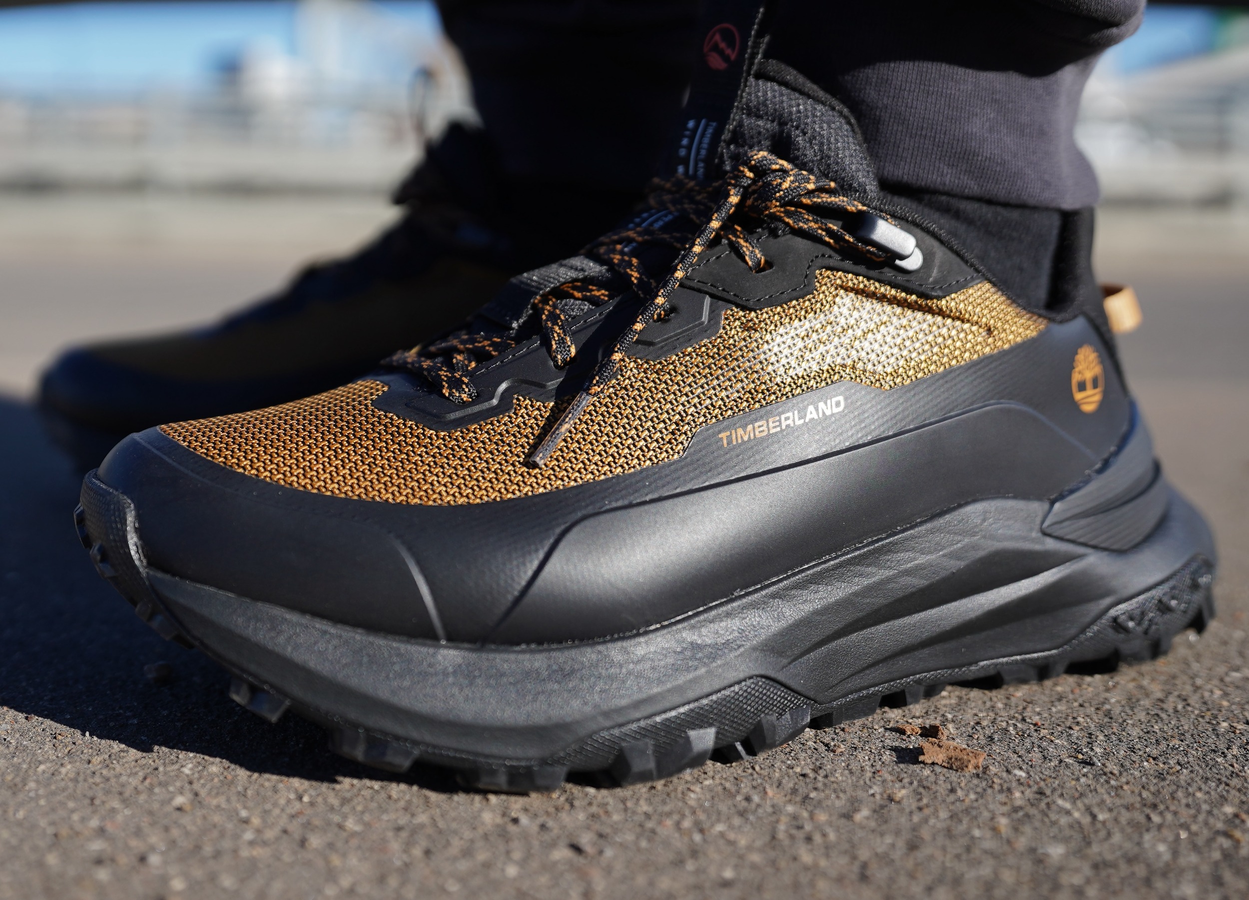 Cмотри сюда, щас покажу, как надо делать красиво! На обзоре Timberland Motion Access Low — чисто двигаюсь на золоте, поняли, да? Накинули золотишка сверху, чтоб издалека было видно, кто на районе папа. Вы только посмотрите на эту расцветку! Это ж просто лава, огонь, пожар!
