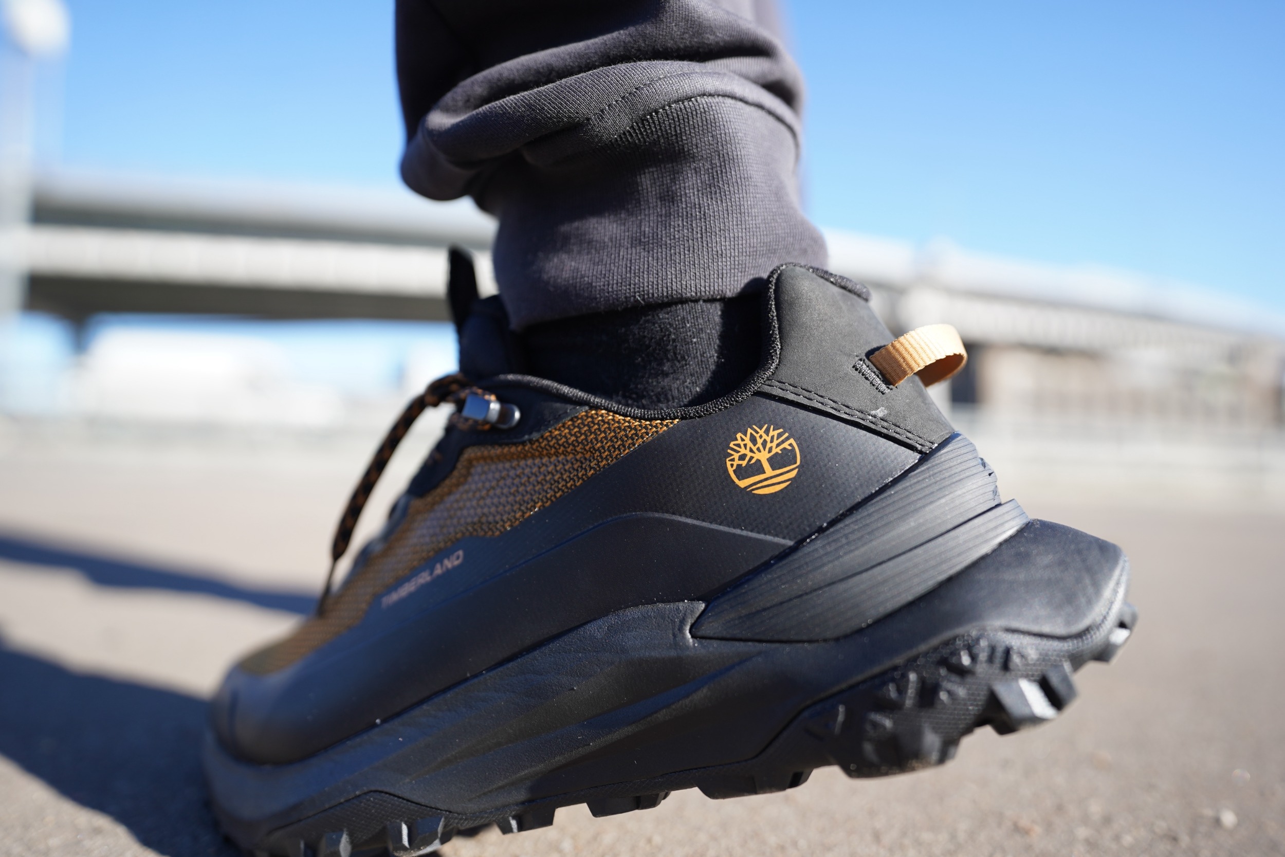 Cмотри сюда, щас покажу, как надо делать красиво! На обзоре Timberland Motion Access Low — чисто двигаюсь на золоте, поняли, да? Накинули золотишка сверху, чтоб издалека было видно, кто на районе папа. Вы только посмотрите на эту расцветку! Это ж просто лава, огонь, пожар! Cмотри сюда, щас покажу, как надо делать красиво! На обзоре Timberland Motion Access Low — чисто двигаюсь на золоте, поняли, да? Накинули золотишка сверху, чтоб издалека было видно, кто на районе папа. Вы только посмотрите на эту расцветку! Это ж просто лава, огонь, пожар!