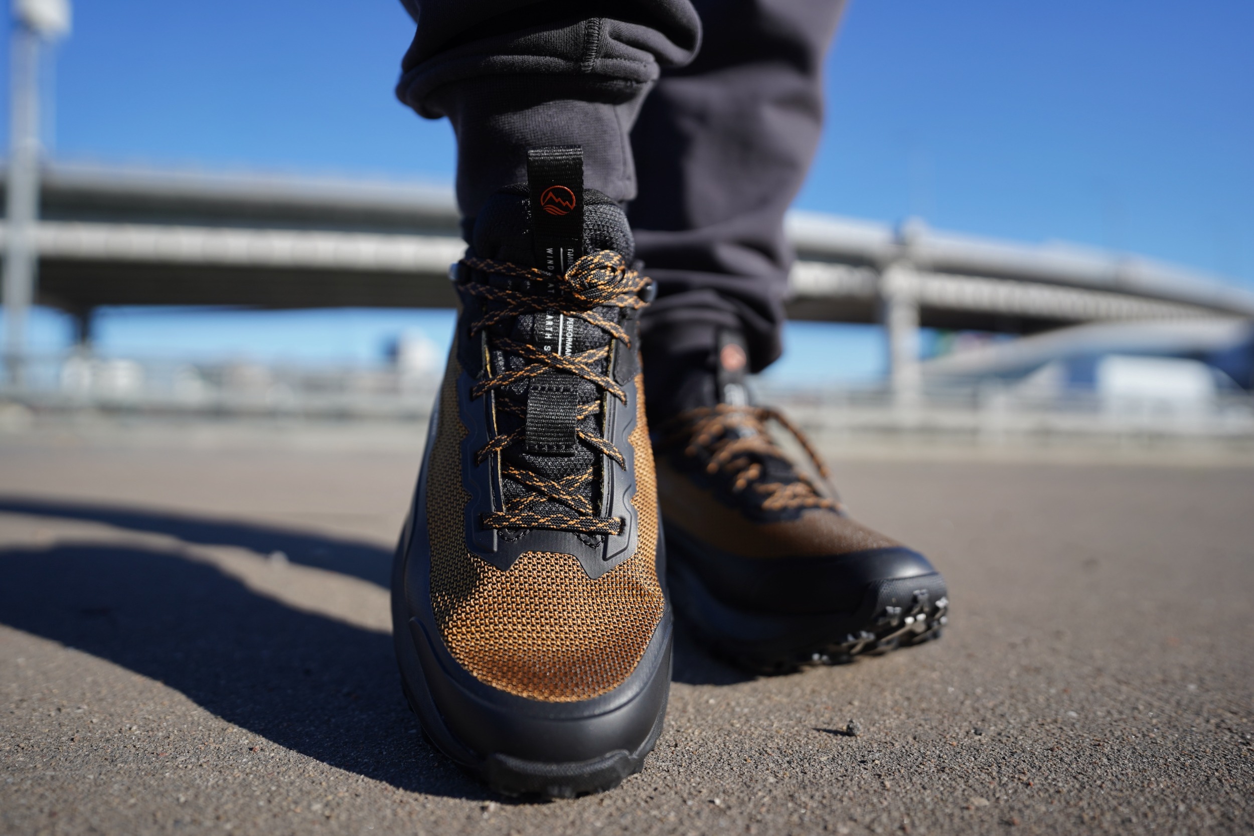Cмотри сюда, щас покажу, как надо делать красиво! На обзоре Timberland Motion Access Low — чисто двигаюсь на золоте, поняли, да? Накинули золотишка сверху, чтоб издалека было видно, кто на районе папа. Вы только посмотрите на эту расцветку! Это ж просто лава, огонь, пожар! Cмотри сюда, щас покажу, как надо делать красиво! На обзоре Timberland Motion Access Low — чисто двигаюсь на золоте, поняли, да? Накинули золотишка сверху, чтоб издалека было видно, кто на районе папа. Вы только посмотрите на эту расцветку! Это ж просто лава, огонь, пожар!