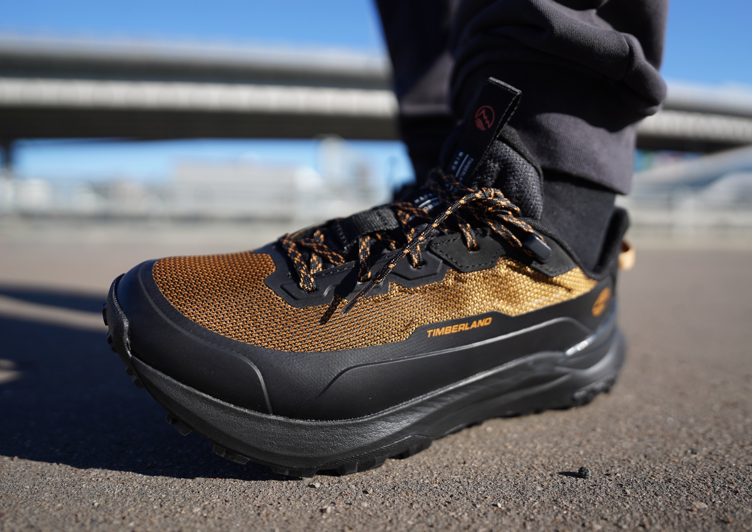 Cмотри сюда, щас покажу, как надо делать красиво! На обзоре Timberland Motion Access Low — чисто двигаюсь на золоте, поняли, да? Накинули золотишка сверху, чтоб издалека было видно, кто на районе папа. Вы только посмотрите на эту расцветку! Это ж просто лава, огонь, пожар! Cмотри сюда, щас покажу, как надо делать красиво! На обзоре Timberland Motion Access Low — чисто двигаюсь на золоте, поняли, да? Накинули золотишка сверху, чтоб издалека было видно, кто на районе папа. Вы только посмотрите на эту расцветку! Это ж просто лава, огонь, пожар!